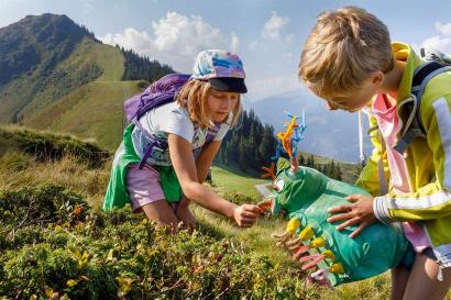 Kinder-mit-Wendelin-Wasserfloh-Tiroler-Familiennester-FG-Pupeter-Robert-Rechte-Tirol-Werbung.jpg
